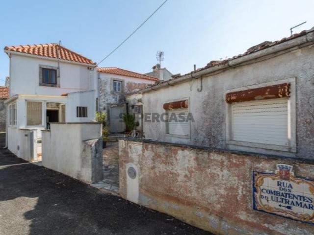 Oportunidade Única em Alvarinhos Moradia para Recuperação Total com Terreno e Garagem