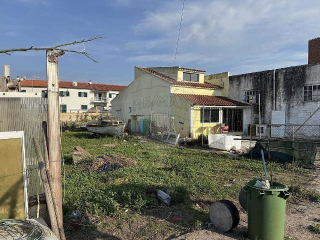 Oportunidade Única em São Martinho do Porto: Moradia com Armazém a 2 passos da Baía