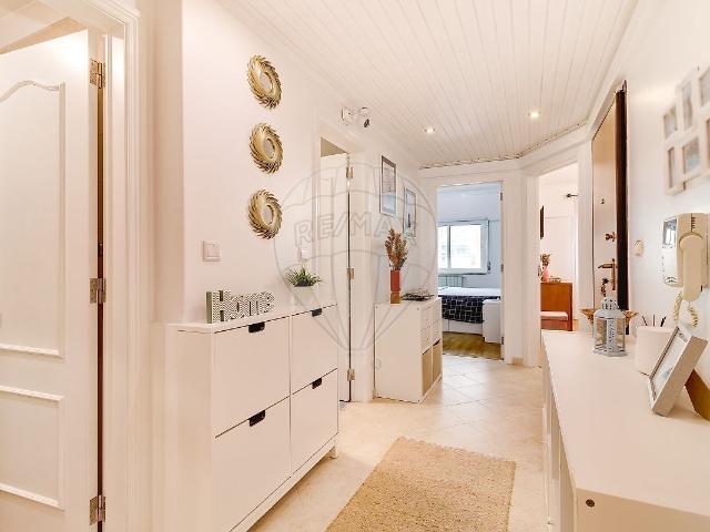 Oportunidade Única em Queluz — T2 Remodelado com Excelente Aproveitamento de Espaço!