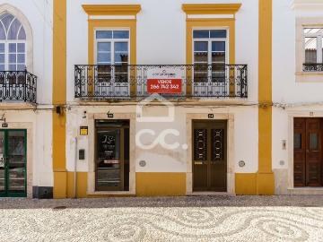 Oportunidade Única: Edifício Senhorial com Logradouro no Coração de Vila Viçosa