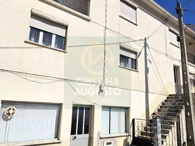 Oportunidade Única: Espaço Comercial com Moradia T6 com Quintal