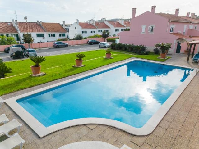 Moradia em Condomínio Privado com Piscina e Jardim | Luz Natural, Privacidade e Excelente Localização em Oeiras
