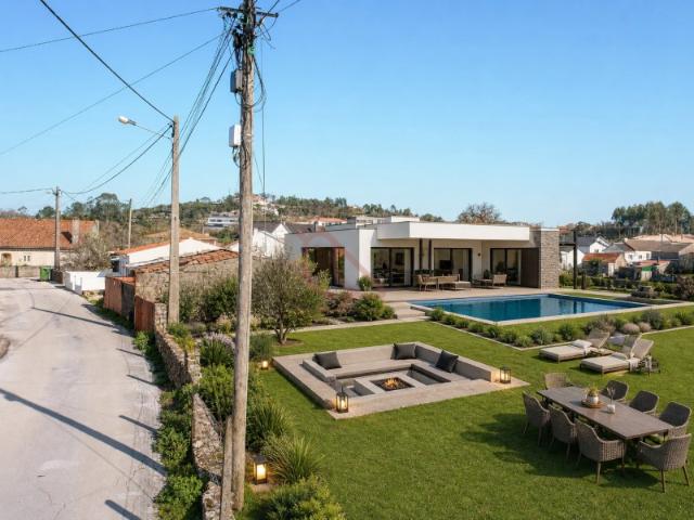 Oportunidade Única: Moradia Antiga para Reconstrução com Vista Panorâmica e Potencial de Sonho!