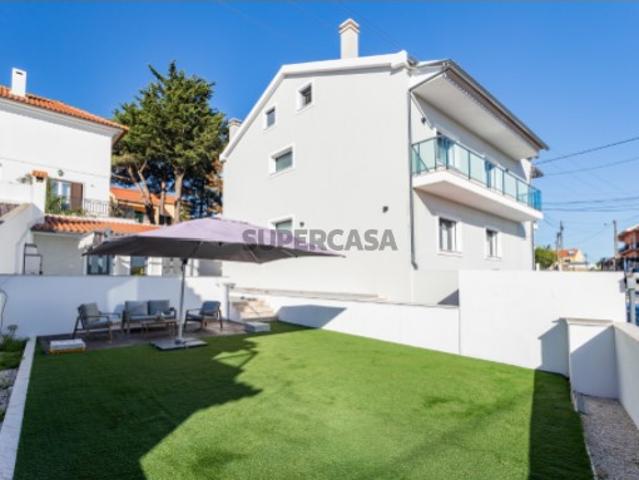 Oportunidade única: Moradia Isolada de Sonho em Famões: Conforto, Modernidade e Vistas Deslumbrantes sobre Lisboa!