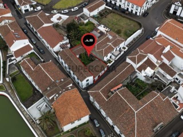 Oportunidade Única: Moradia para Remodelar no Coração de Santa Cruz da Graciosa