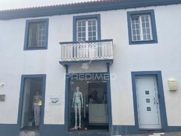 Oportunidade Única no Coração das Velas: Moradia T4 com Quintal e Zona Comercial