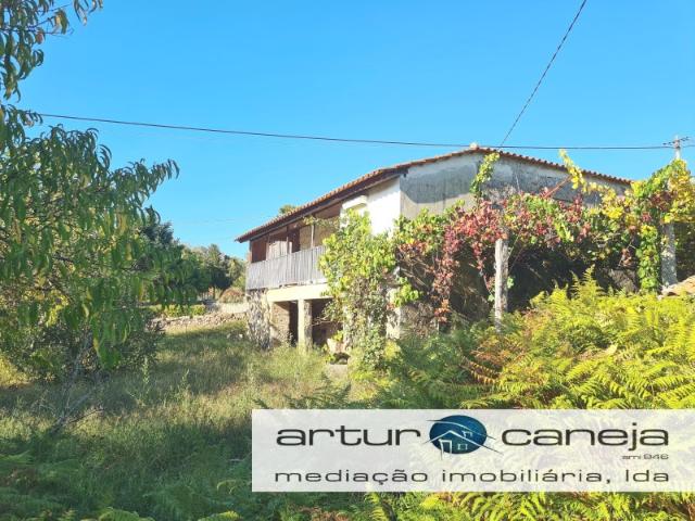 Oportunidade Única no Centro do Couto Casa em Pedra com Terreno Generoso!