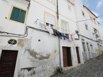 OPORTUNIDADE ÚNICA NO CENTRO HISTÓRICO DE ELVAS – T2 COM ELEVADO POTENCIAL DE INVESTIMENTO