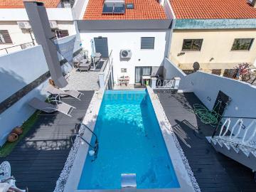 Oportunidade Única no Bom Retiro – Moradia de Sonho com Piscina, Jardim e Acabamentos de Luxo!