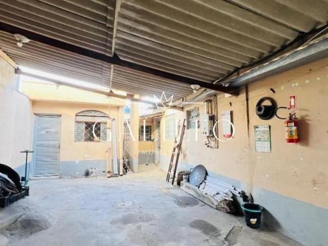 Oportunidade única no Jardim do Lago em Jundiaí SP! Este terreno possui três casas antigas, perfei