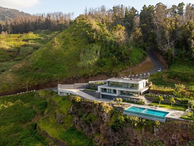Oportunidade Única no Porto Moniz: O Luxo de uma Vista Inalterável sobre o Atlântico