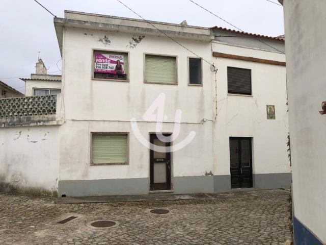 Oportunidade Única na Zona Histórica de São Martinho do Porto Duas Casas para Recuperar a 500m da Baía!