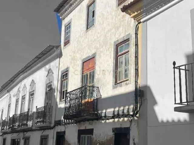 Oportunidade Única: Prédio em Fronteira, Alentejo com 320 m² e Espaço Exterior