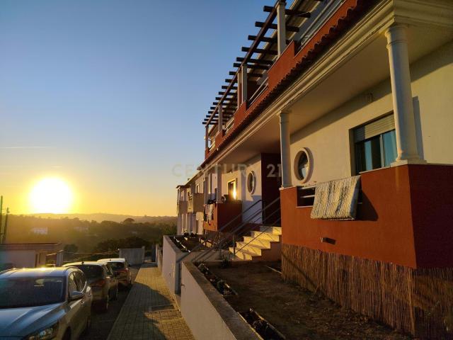 Oportunidade Única: T3 em Condomínio Fechado com Vista Deslumbrante e Máxima Tranquilidade!