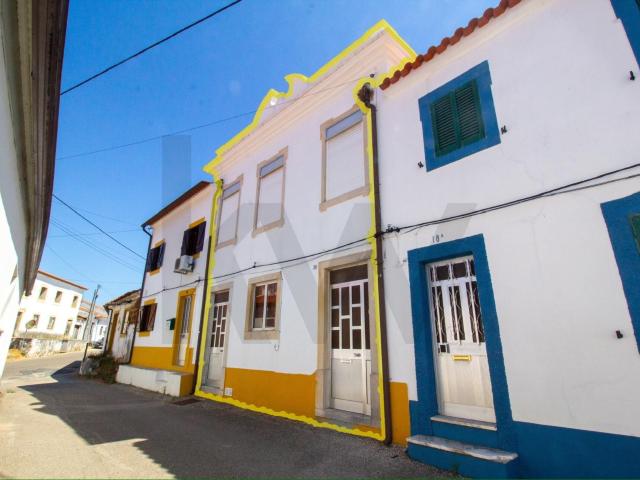 Oportunidade Única T4 em Tomar: Casa Grande + Negócio Próprio numa Localização Premium