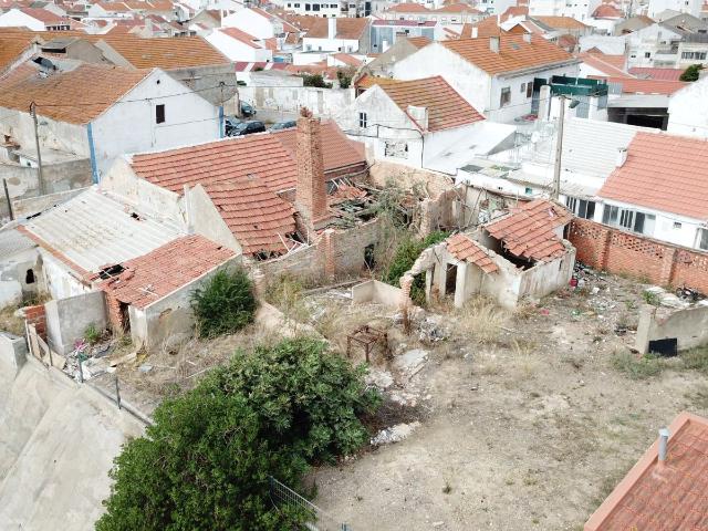 Oportunidade Única: Terreno Urbanizável no Centro do Montijo com Vista para o Rio