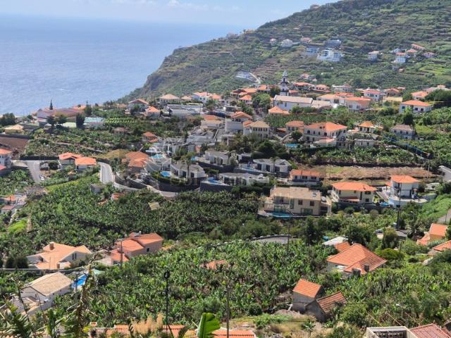 OPORTUNIDADE ÚNICA: TERRENO NO ARCO DA CALHETA COM VISTAS PANORÂMICAS