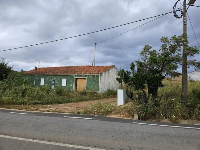 Oportunidade Única! Terreno Rústico com Habitação para Recuperar em Mexilhoeira Grande, Portimão