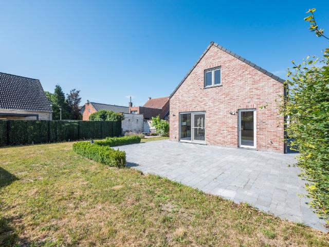 open bebouwing met 2 kamers, tuin en weide te kemzeke