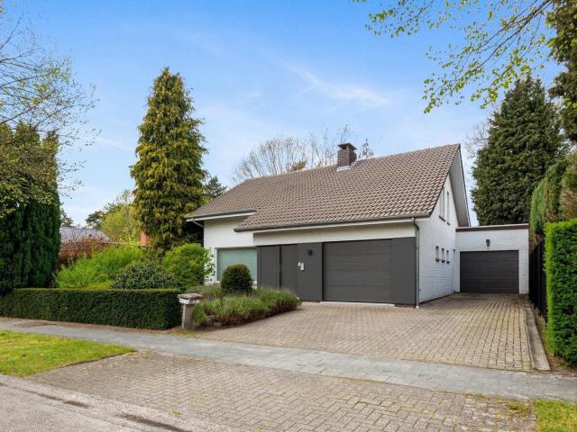Open bebouwing op ca. 775 m² met 4 slpk, ruime tuin en 2 gar