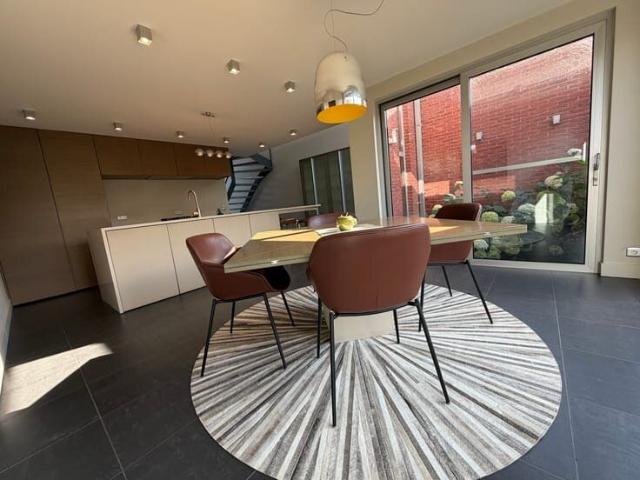 Open en lichtrijke trendy woning met home office