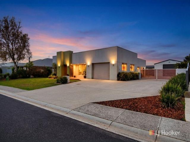 BEAUTIFUL FAMILY HOME IN POPULAR LOCATION!