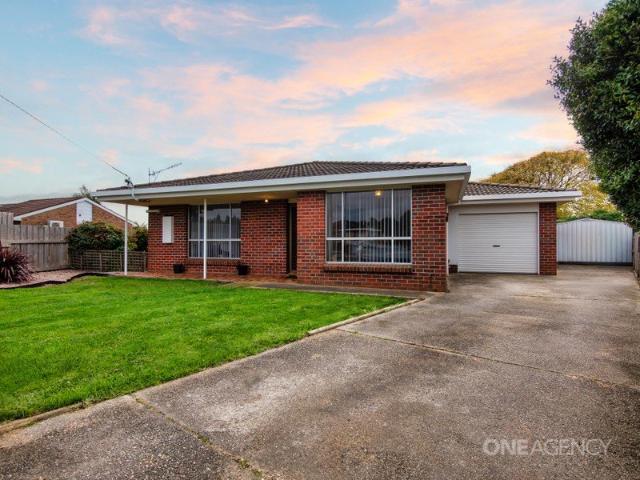 A Modern, Low Maintenance Home In A Peaceful Wynyard Setting