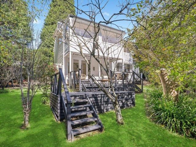 Spacious tri level retreat with versatile living