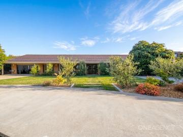 Spacious Family Home: Beautifully Modern And Private!