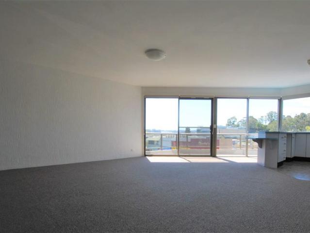 Open Plan Apartment, walk to Town.