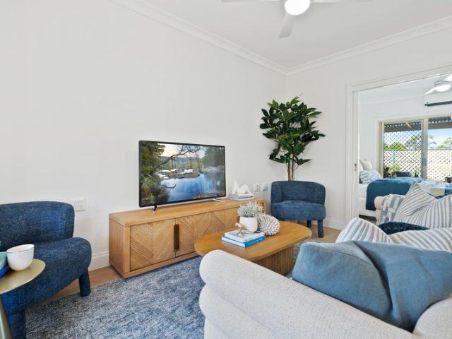 Open plan one bedroom apartment near the bay