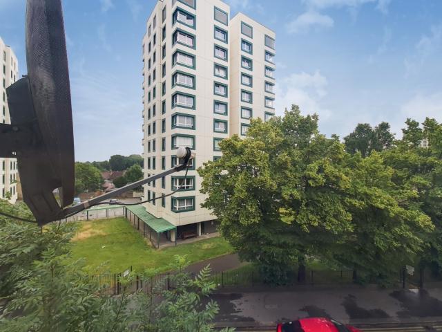 Open Plan One Bedroom Property on Penge Road