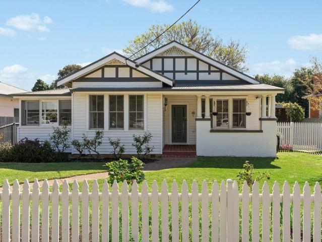Open Plan Living and Picturesque Gardens in the Heart of Town