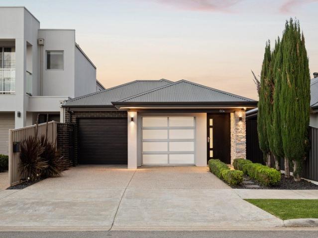 A meticulously maintained residence combining quality, comfort and an unbeatable location