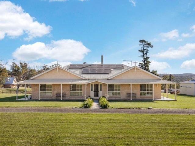 Open plan modern family entertainer on 7.5 acres!
