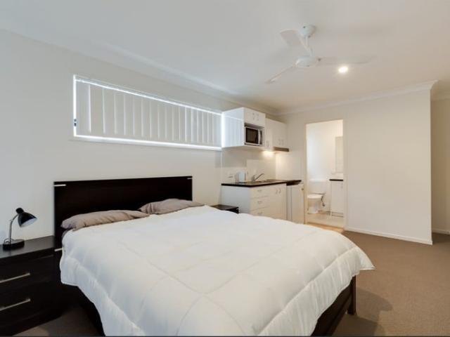 OPEN PLAN ROCKLEA STUDIO GREAT LOCATION