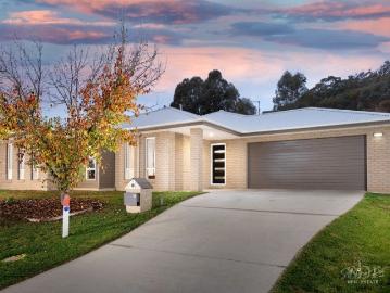 FAMILY LIVING WITH RANGES VIEW