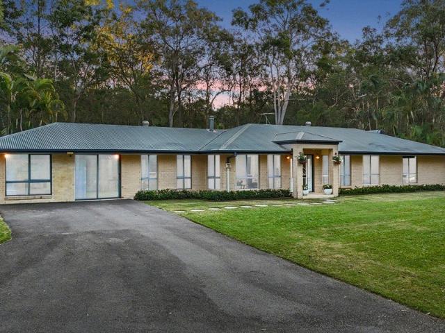 OPEN SATURDAY 11.30 12.00pm Where Family Life Meets Acreage Living