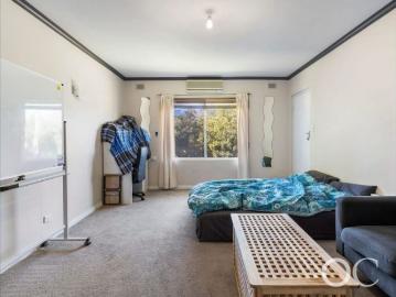 Open The Door to a Spacious, Charming & Central Unit in Broadview