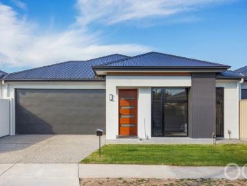 1 SOLD, 1 REMAINING! Open the Door to Brand New Courtyard Homes Within 500M to the Beach