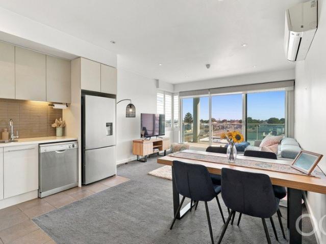 Open the Door to Easy Apartment Living in the Heart of New Port