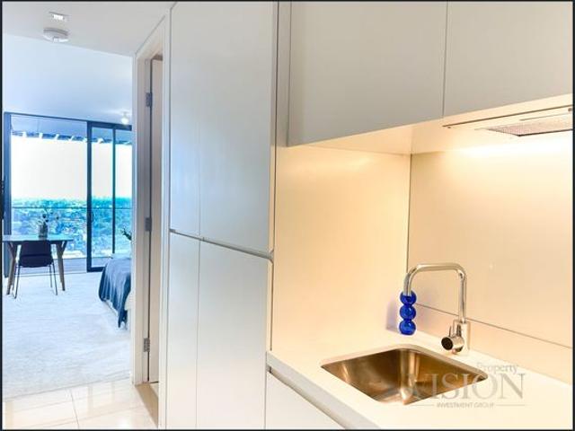 Open Views Modern and stunning studio with amazing views in the heart of Sydney CBD Furnished