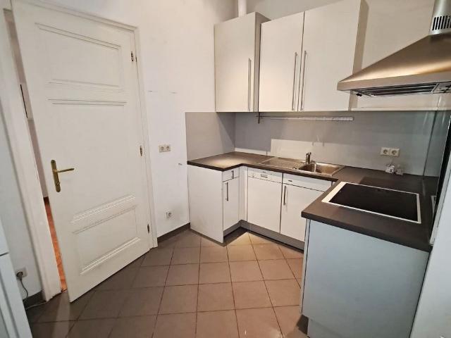 OPERNRING, STAATSOPER, 121 m2 Altbau, 3 Zimmer, Extraküche, Wannenbad, Parketten, 3. Liftstock