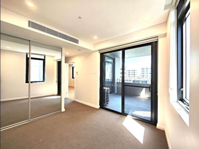Opposite Metro Station, Convenient for Everything！