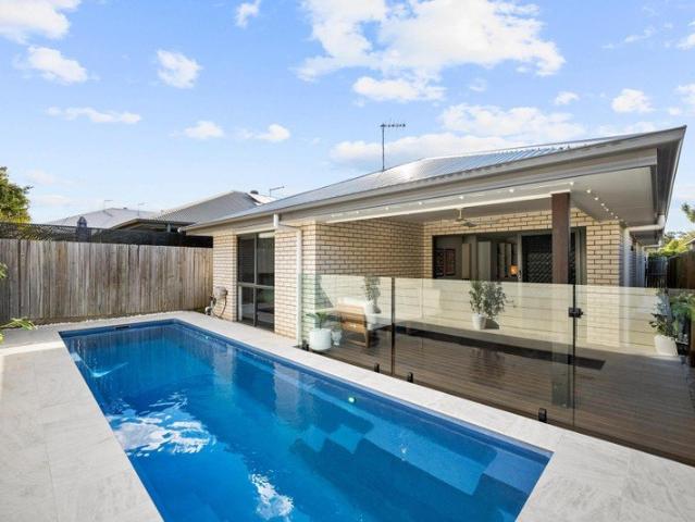 Opposite Parks, Stroll To Shops + Heated Mineral Pool
