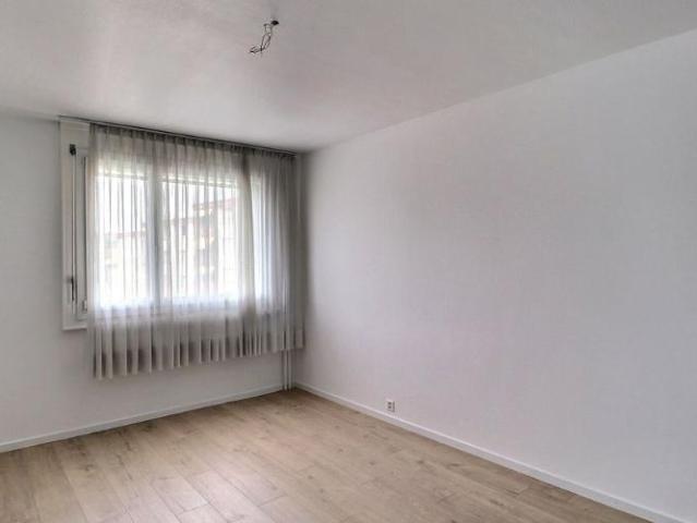 Opportunität: 4,5 zimmer wohnung sofort verfügbar mit bushaltestellen in der nähe