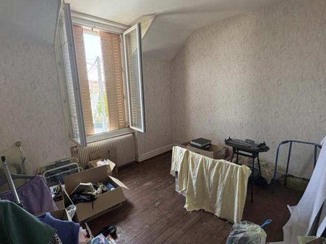 Opportunité à Saisir à Commentry 03: Immeuble Mixte Local Commercial + Habitation à l'Étage