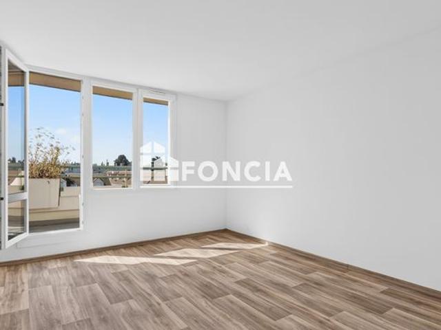 Opportunité: appartement T3 rénové avec balcon et parking, avenue Carnot à Trappes, aux portes de la gare