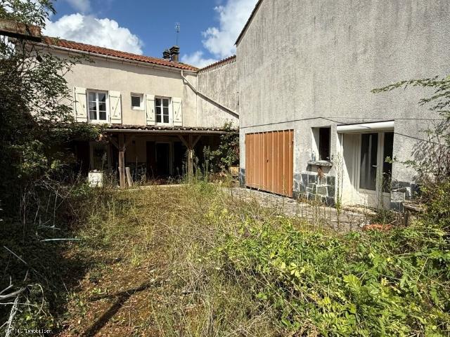 Opportunité de rénovation: Maison de village traditionnelle avec dépendances 49 950 €