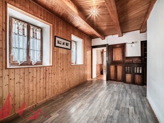 Opportunité de Rénovation Unique: Authentique Corps de Ferme au Biot